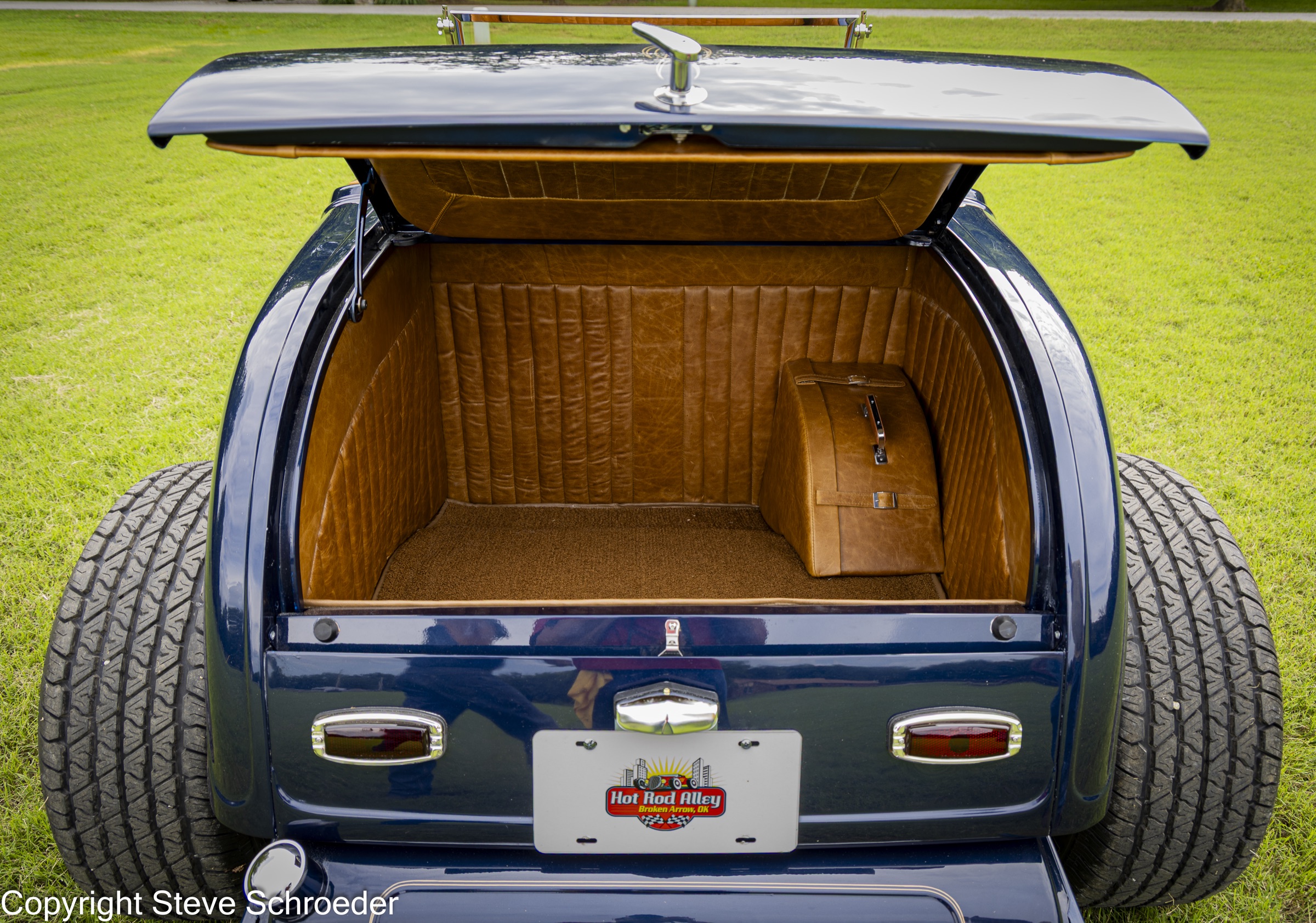 Bob's Nightmist Blue 1932 Ford Roadster, curated gallery photograph 31 of 33
